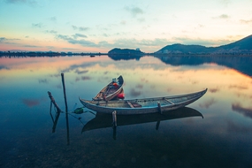 清晨朝霞唯美湖泊风光摄影图片